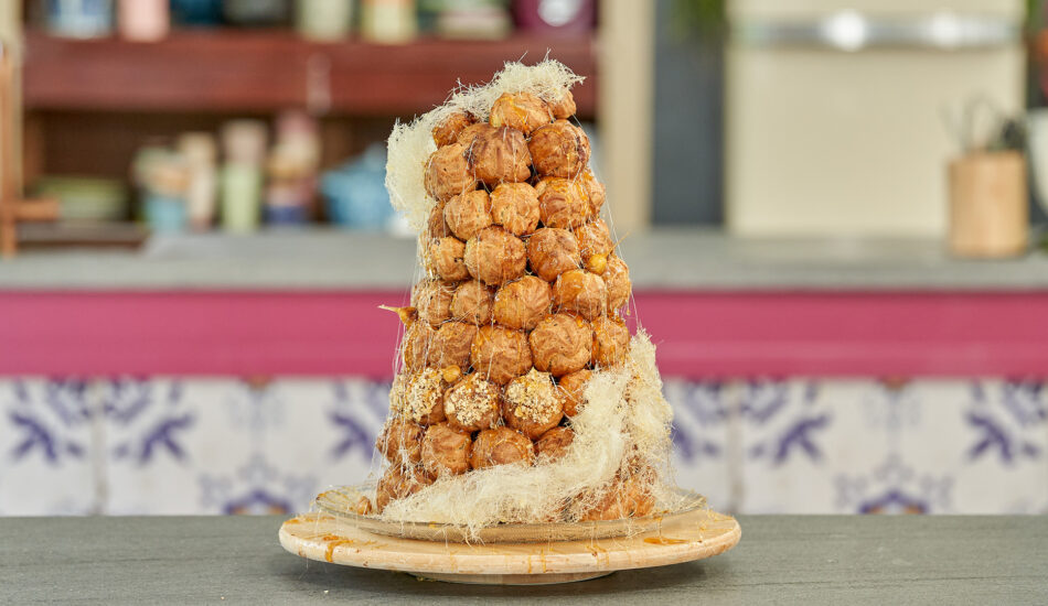 Croquembouche met gezouten karamel en tahin