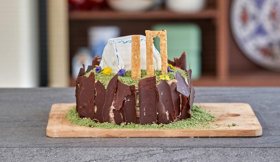 Taart met chocoladebiscuit en nougatine